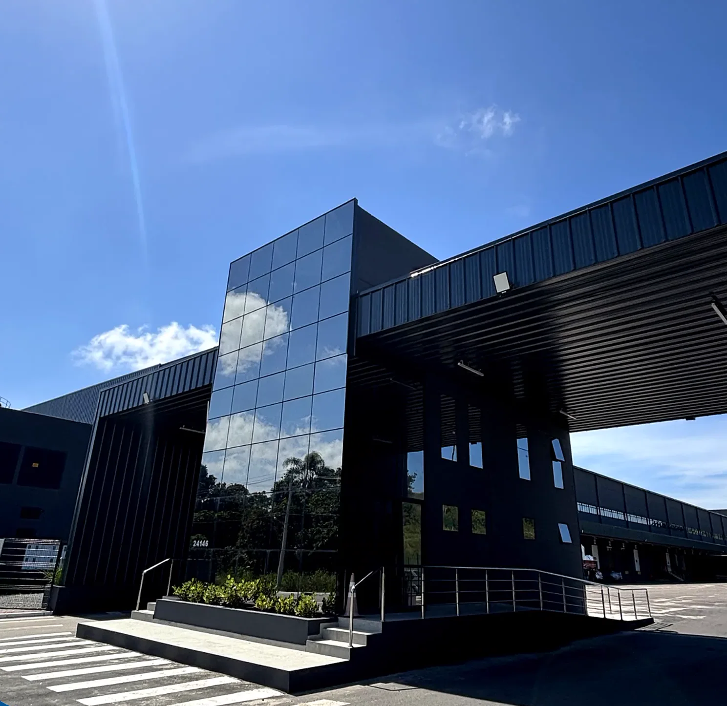 Estrutura da D&T — fachada de vidro e armazém