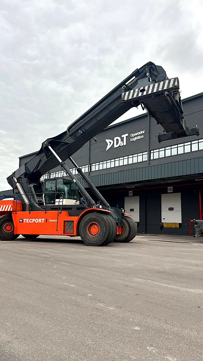 Operação D&T — reach stacker e armazém